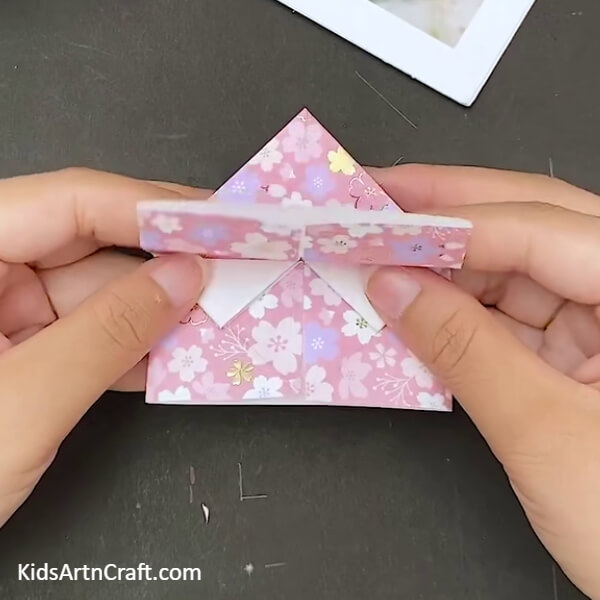 Make The Folds Stand- Easy tutorial to fold a paper heart envelope with origami 