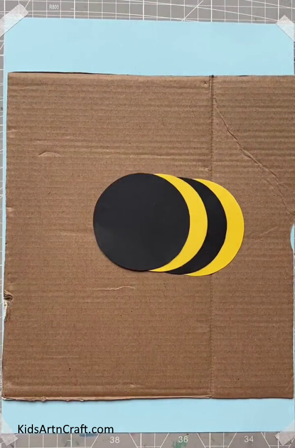 Adding the Stripes A Simple Craft-A simple craft for youngsters - creating a Paper Bee 