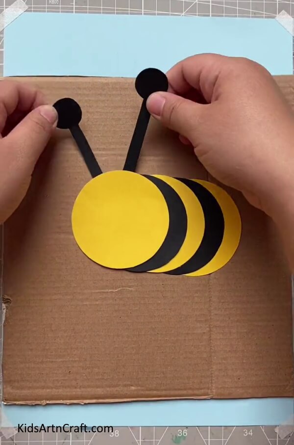 Making the Antennae Easy Craft for Kids-Easy steps to construct a Paper Bee with kids 