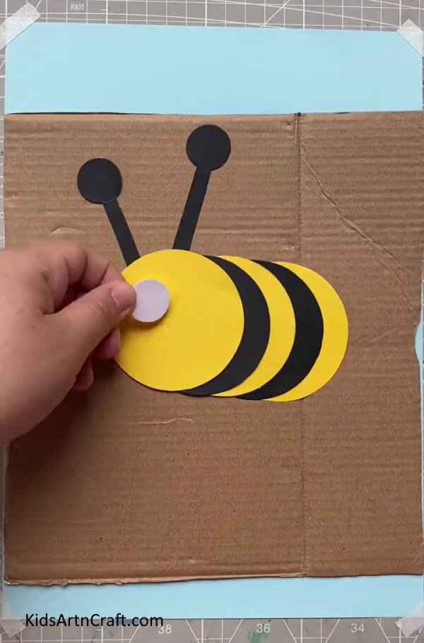 Creating the Bee's Eyes Simple Activity for kids-Crafting a Paper Bee - an easy project for children 