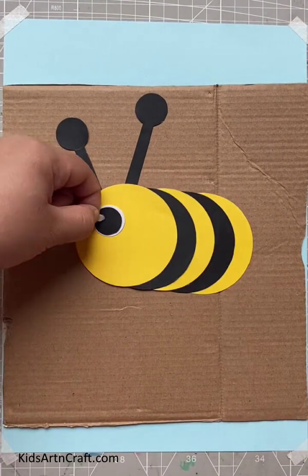 Adding the Pupils A Simple Process for Kids-A Paper Bee craft that is simple for kids to make 