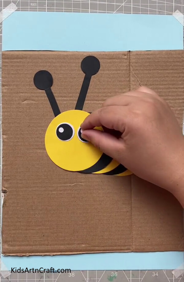 Finishing the Eyes To Make Paper Bee-A Paper Bee craft that children can make with ease 