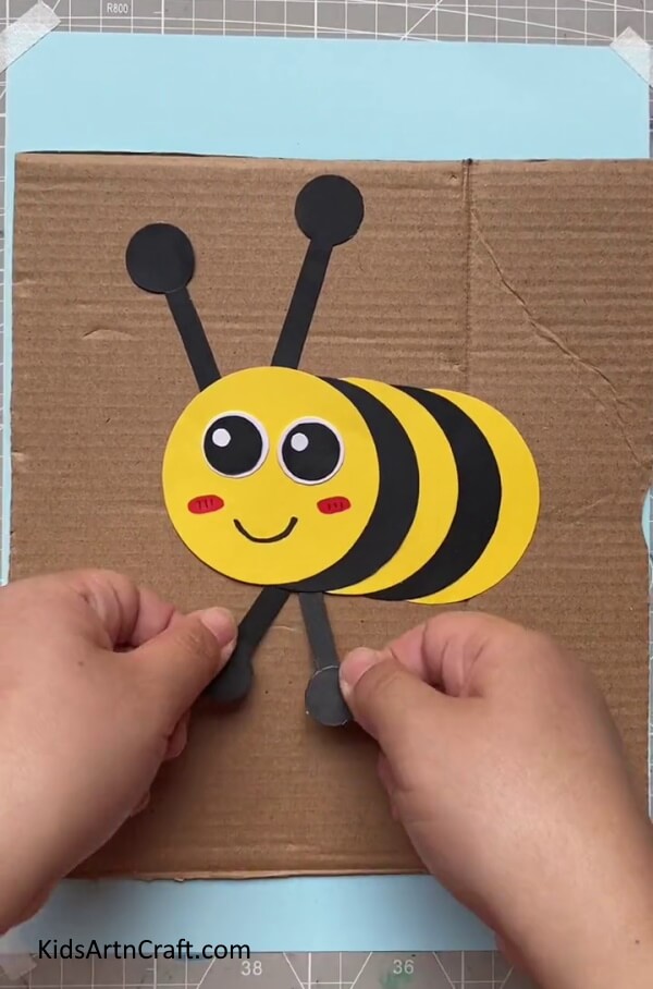 Making the Bee's Legs to look nice for kids-Guidelines on how to make a Paper Bee with kids 