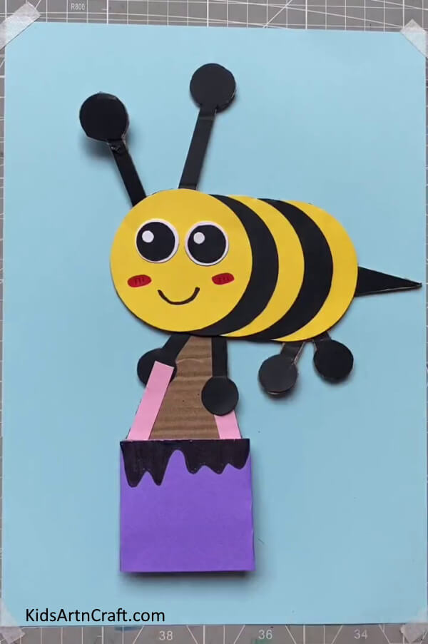 Adding a Wavy Paint Pattern for complete Paper Bee-Easy steps to construct a Paper Bee with kids 