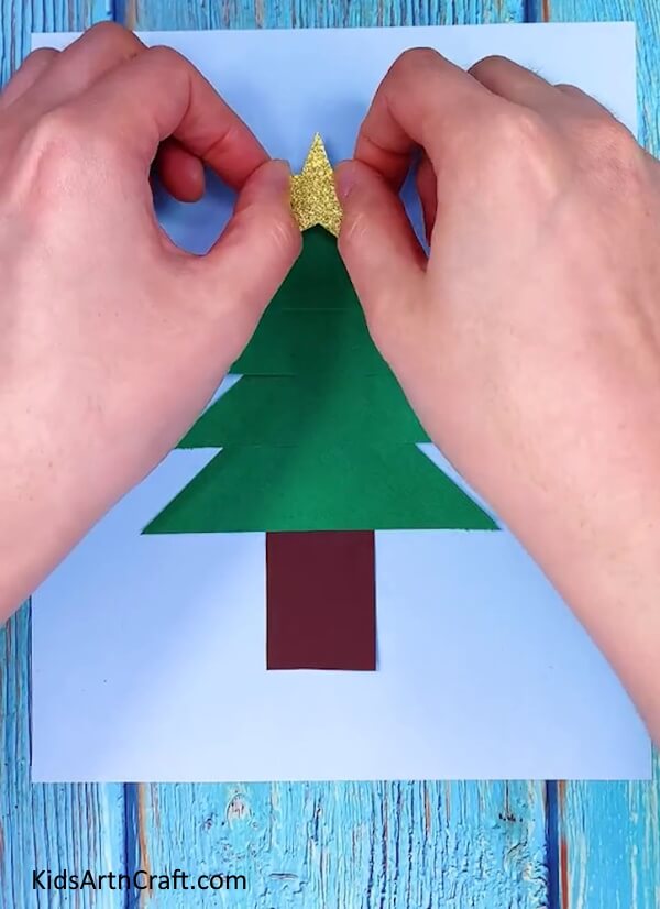 Making a star with golden foam paper- Assembling a paper tree for Christmas decorations 