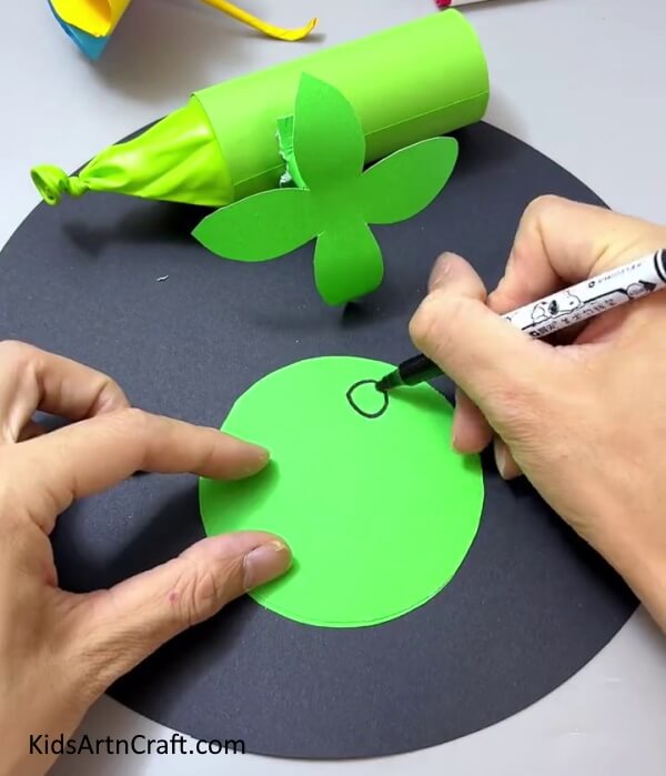 Making Eyes Of The Plant - Creating Paper Zombie Plants As a Craft For Children