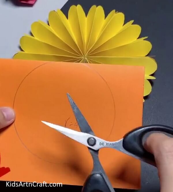 Drawing a Circle with Orange Craft Paper - Forming a Paper Sunflower Toy for small fry