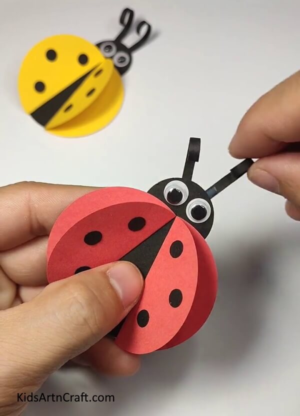 Making Antennas For The Bug-A tutorial for children to make a ladybug paper ring with ease.