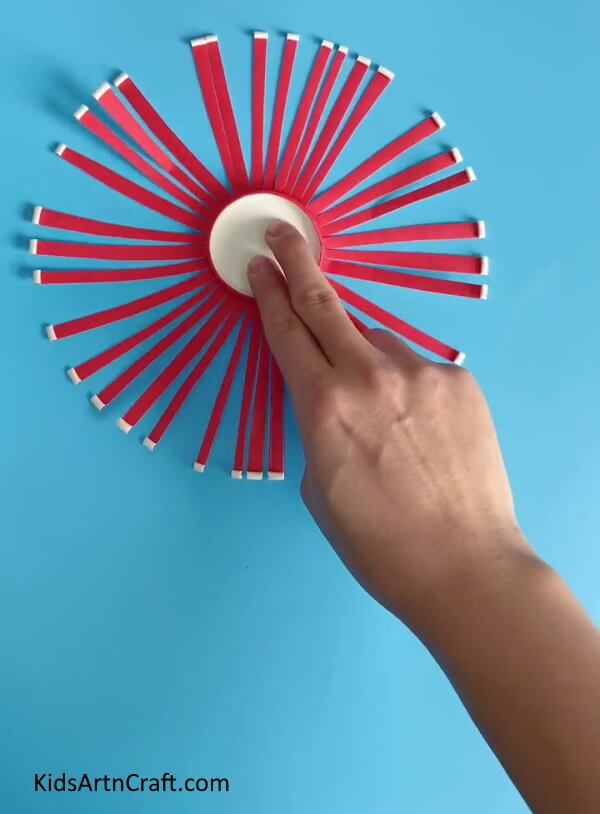 Pressing The Bottom Of The Paper Cup-Understand how to construct a Paper Cup Flower Creation for Children