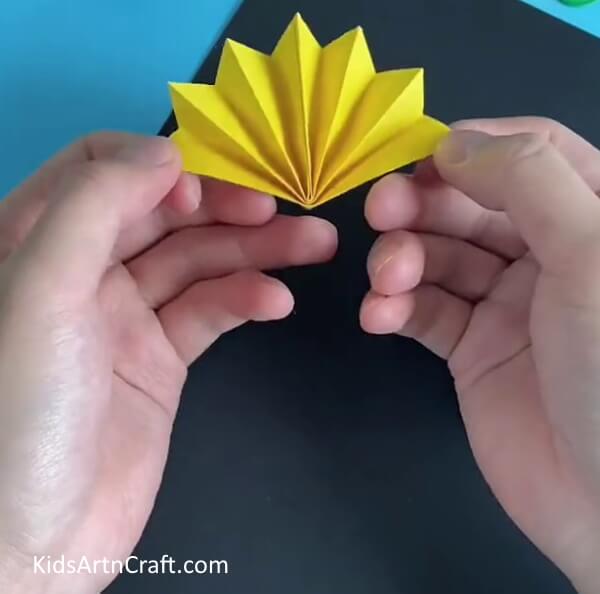 Unfolding The Pattern- This tutorial will show you how to build a paper sunflower