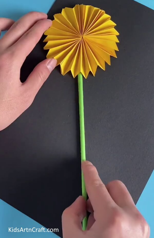 Making The Stem- Discover how to make a paper sunflower by using this tutorial