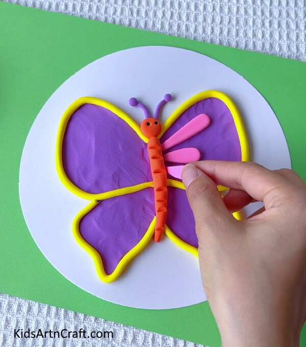 Decorating The Upper Wings Of The Butterfly-Easy And Fun To Make Butterfly