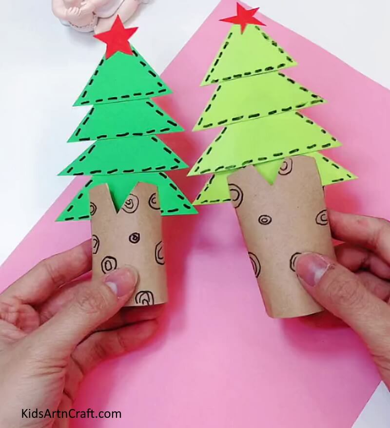 This Is The Final Look Of Our Cardboard Christmas Tree Craft! - Teach your children the techniques of forming Christmas tree decorations.
