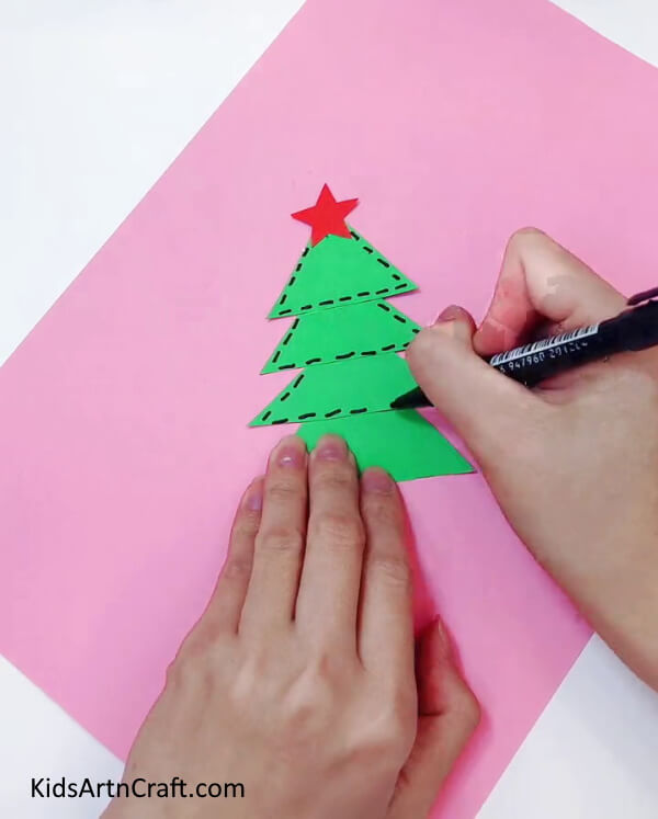 Decorating The Christmas Tree - Train your kids in constructing Christmas tree decorations.