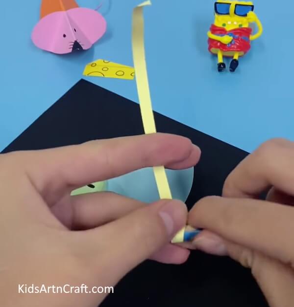 Roll the Yellow Craft Paper- Teaching yourself to fashion a plain Paper Mouse Craft for kids