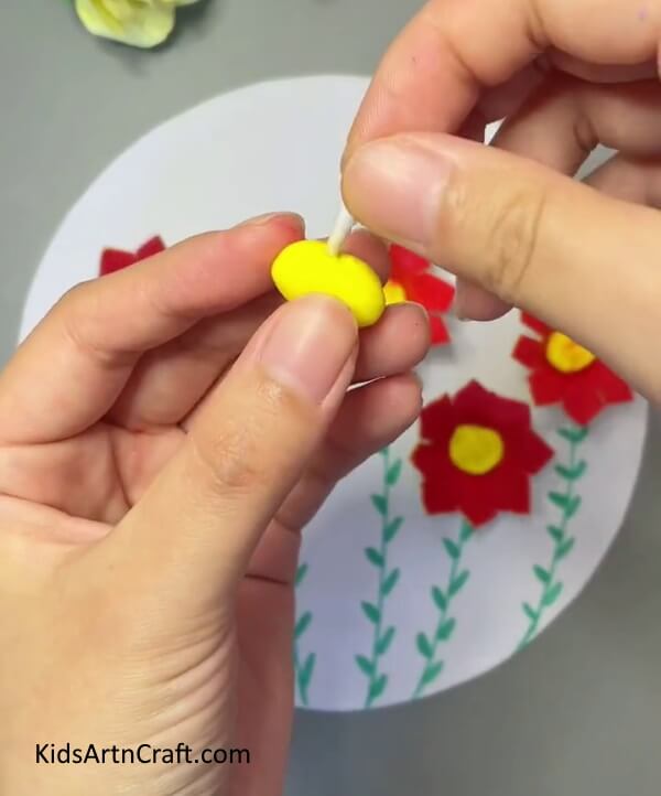 Making bees with the modelling clay- Bees Craft Tutorial will show you how to form Egg Carton Bouquets