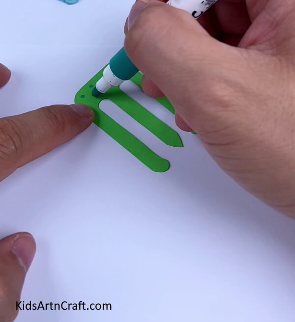 Adding Dots to the Clip- Follow this guide and discover how to craft Paper Hair Clips 