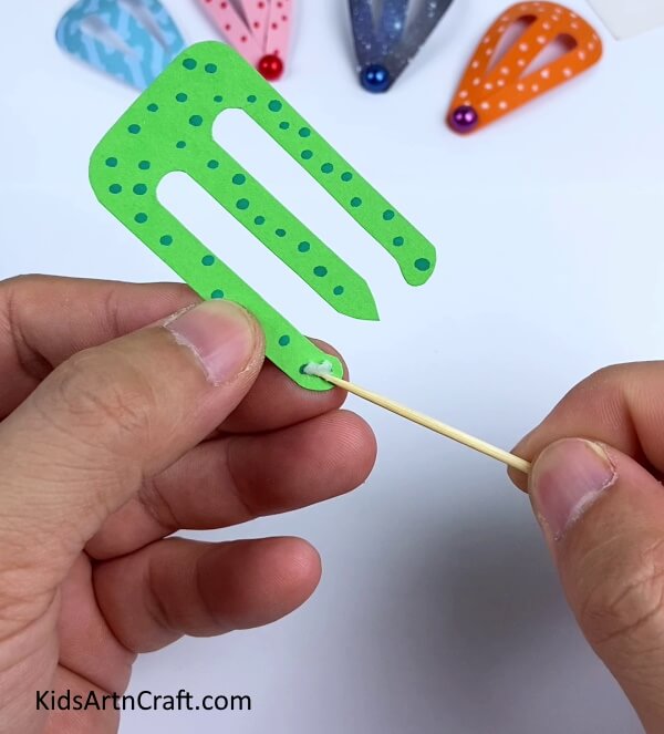 Applying Glue- Step-by-Step Tutorial- Find out how to make Paper Hair Clips 