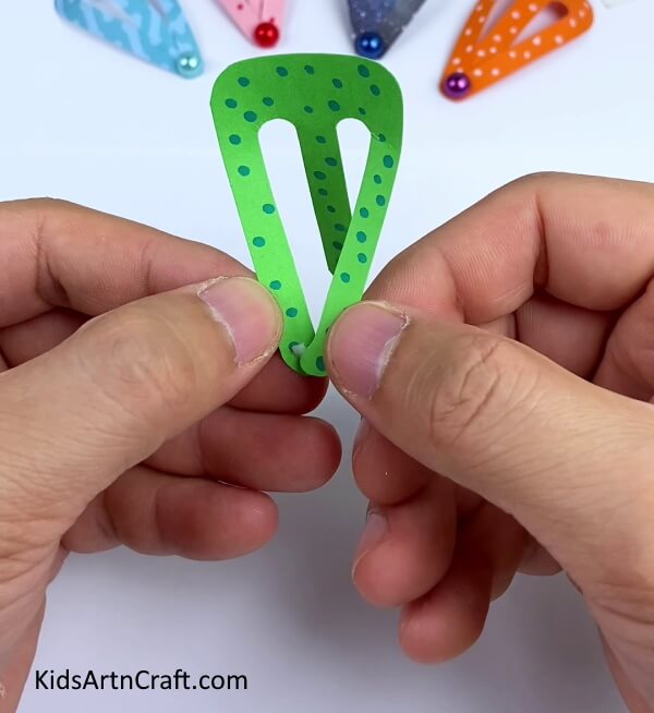 Attaching the Ends- This tutorial will teach you the process of crafting Paper Hair Clips 