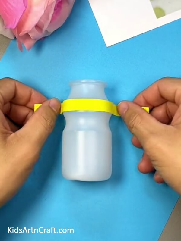 Stick Them Together-Step-by-step lesson for youngsters to create a bee from a plastic bottle