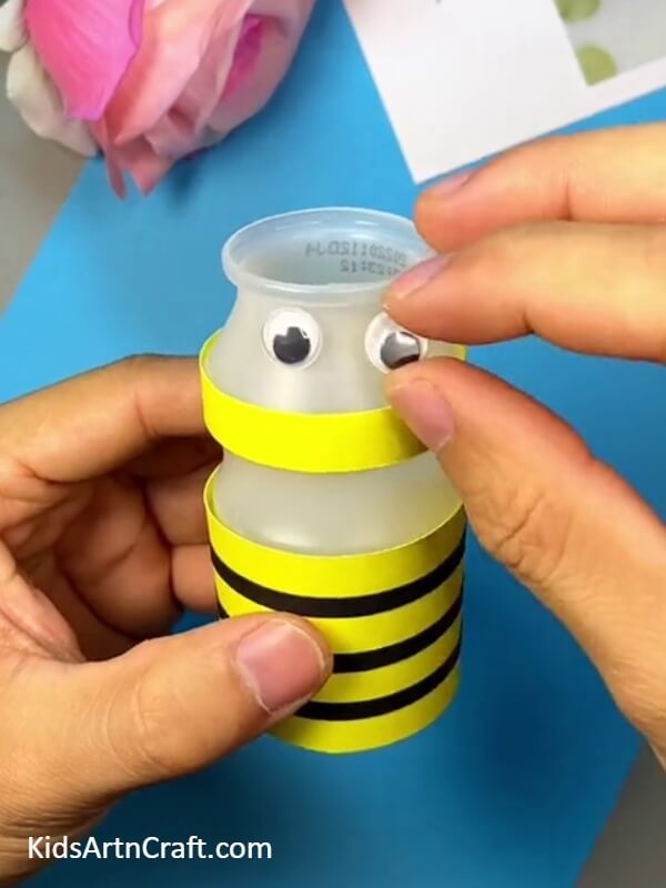 Add Eyes To The Bee-How to assemble a bee with a plastic bottle for the little ones