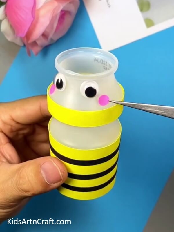 More Detailings- Tutorial on crafting a bee with a plastic bottle designed for kids. 
