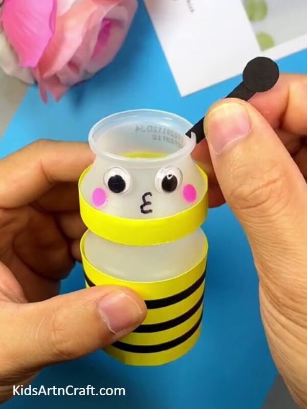 Outline Of Antennae-A step-by-step guide on creating a bee with a plastic bottle for children