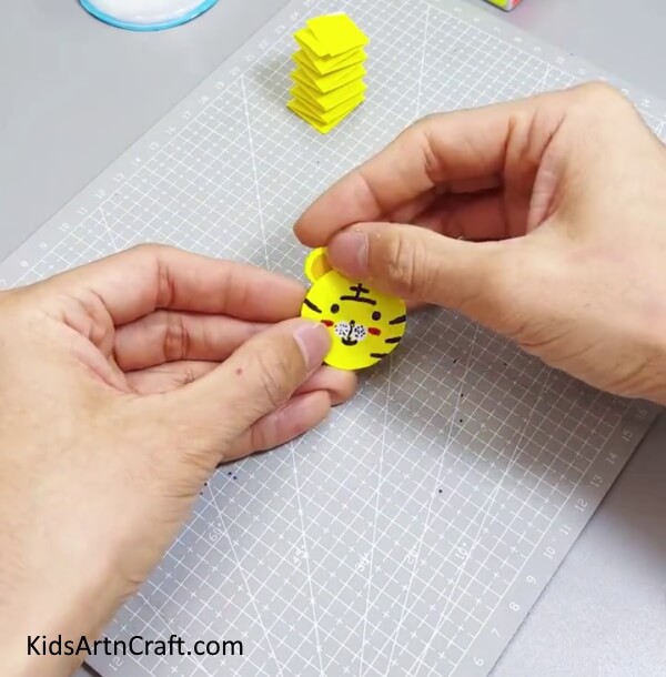 Making Ears Of Tiger - Kids Can Make a Mini Tiger Out of Paper Strips