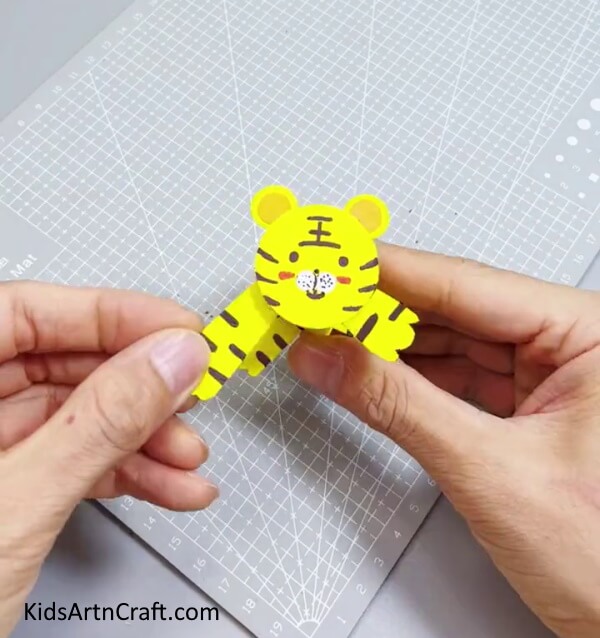 Making Hands And Legs Of Tiger - Form a Mini Tiger With Paper Strips Especially For Little Ones