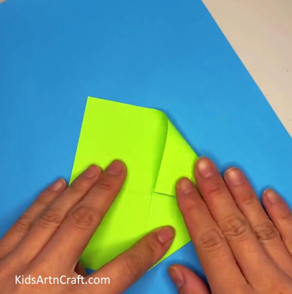 Bringing Right Corners To The Middle-A paper frog toy that can be moved around is a fun project for kids. 