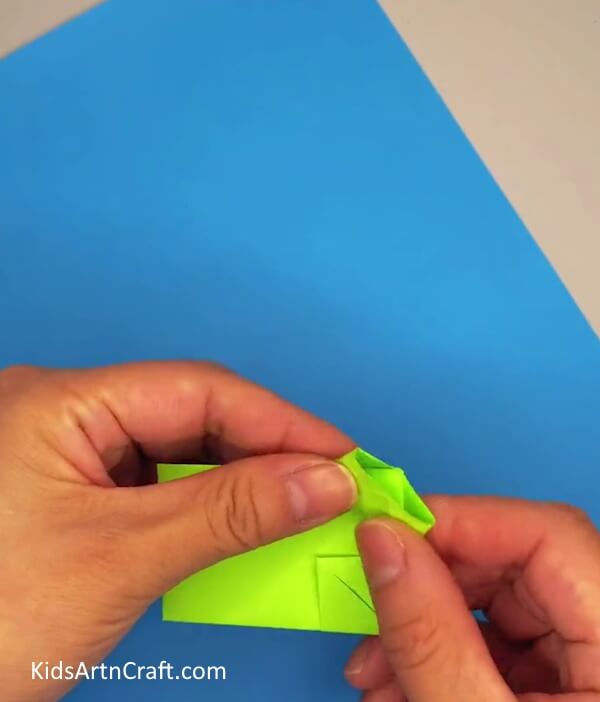 Pressing Diamond At The Corners To Form Squares-A movable paper frog toy is an easy craft for children.