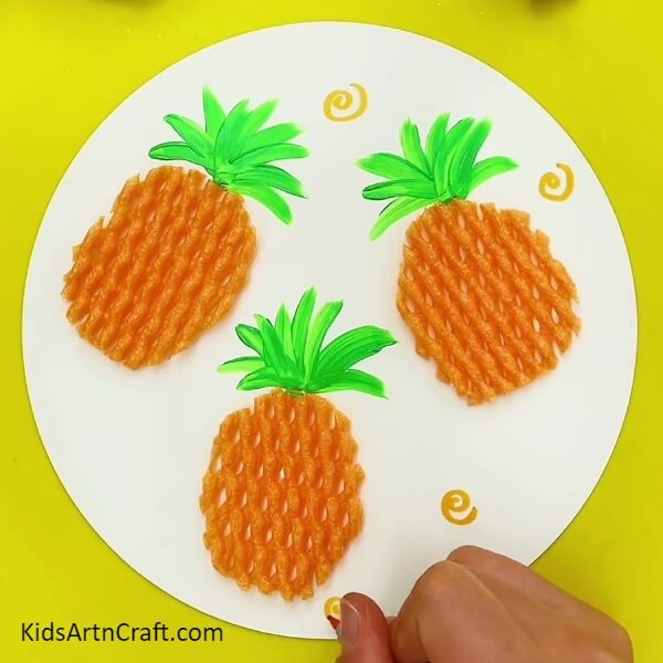 Making The Yellow Spirals - Pineapple Crafting with Fruit Foam Webbing - Clear Instructions 