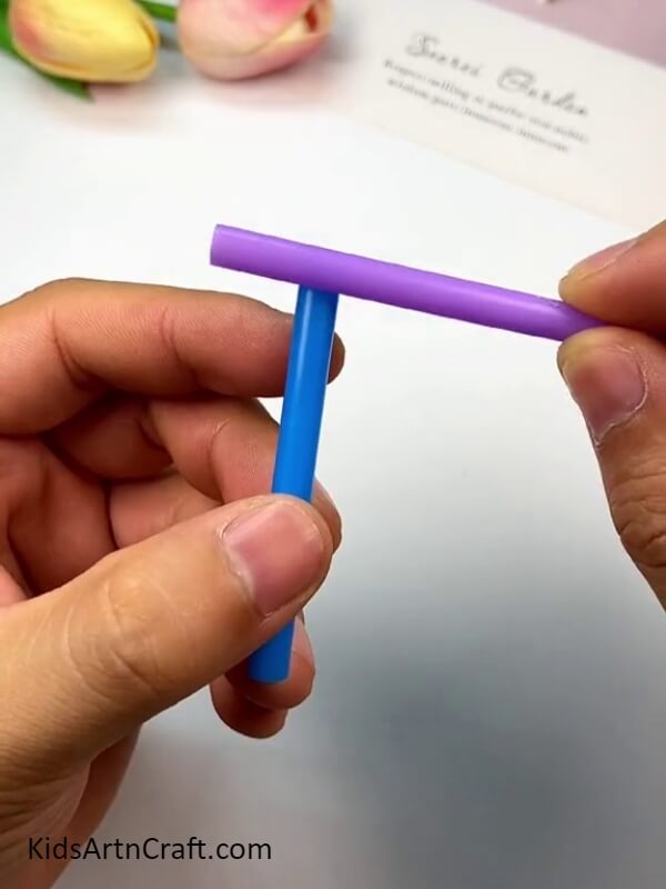 Pasting violet color straw with blue straw- Guide to Making a Rainbow Straw Chair for Newbies 