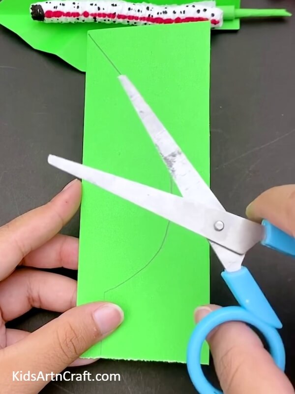 Draw A Half Leaf- Crafting an Apparent Leaf Worm with Steps