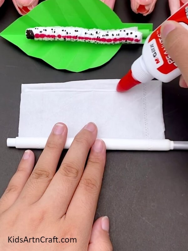 Roll the tissue around straw- Learn How to Craft a Leaf Worm that Looks Real