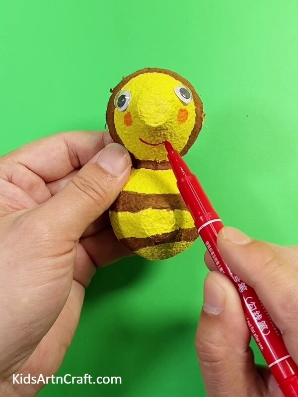 Making The Bee's Face -Creating A Bee Using Repurposed Egg Cartons For Kids