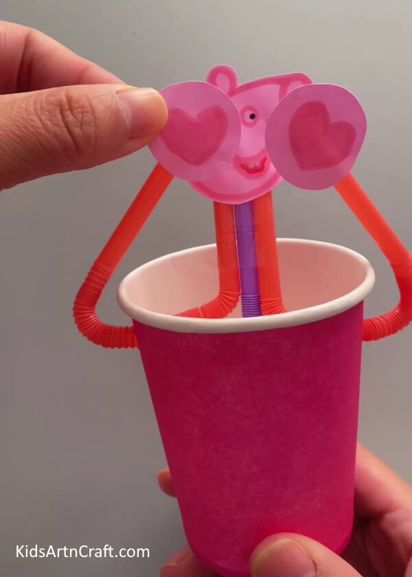 Making the Hands of the Pig- This guide will show young ones how to craft a Peppa Pig decoration from recycled paper cups. 