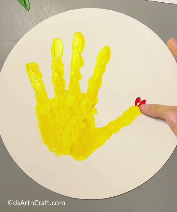 Comb of the Hen-Here is a straightforward tutorial to craft a handprint hen with the help of your kids. 