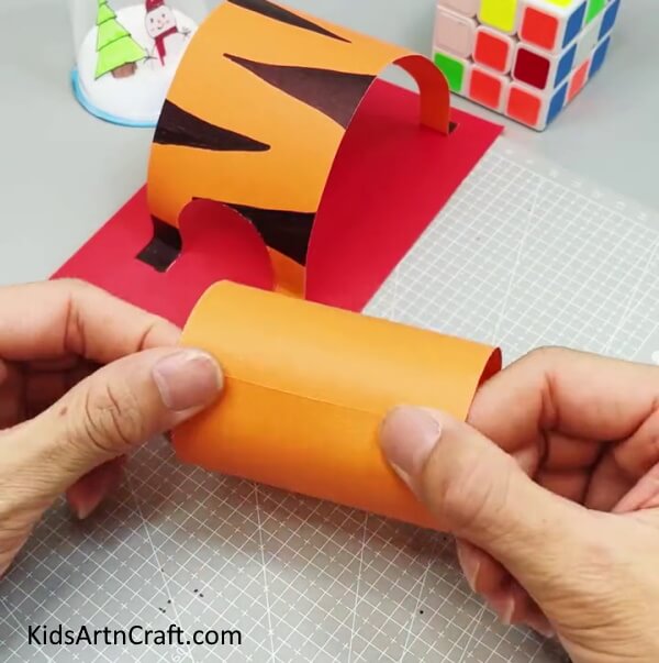 Rolling The Paper - Step-by-step instructions on how to construct a paper tiger