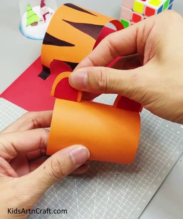 Making Ears - Learn to make a basic tiger-themed paper craft in easy steps!