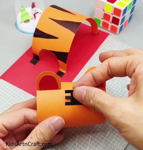 Making Tiger's Head Stripes - Crafting a tiger with paper? Here's an easy tutorial.