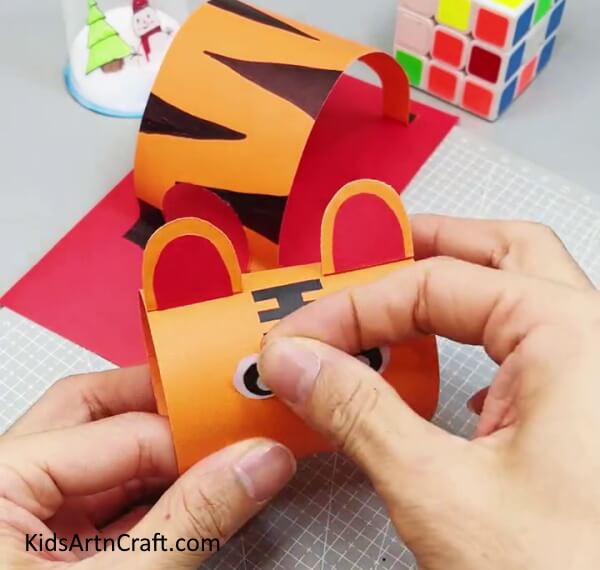 Making Eyes - How to make a tiger out of paper - step-by-step instructions.