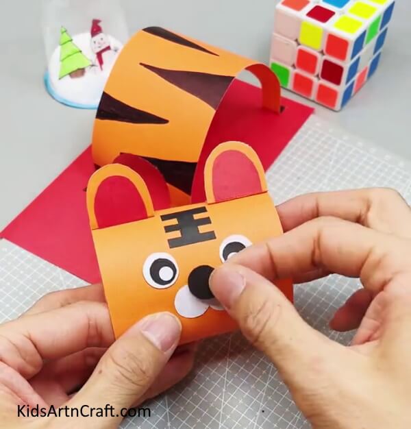 Completing The Nose - Make a magnificent paper tiger with this easy-to-follow tutorial.