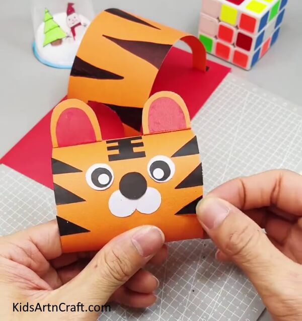 Making Tiger Patterns - Follow these instructions to make your own tiger paper craft.