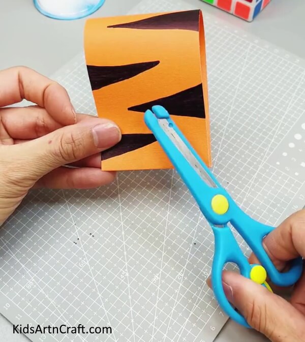 Taking  A Pair Of Scissors - How to make a tiger with paper, step by step instructions