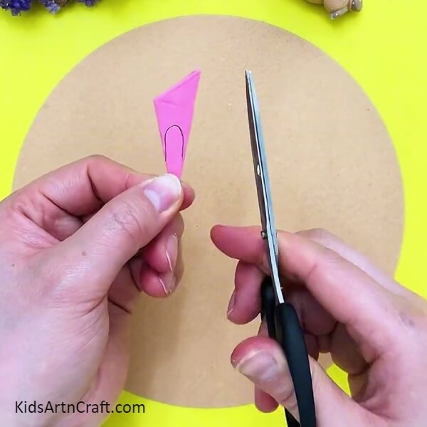Cutting flower from pink color paper- Kids, Here's How You Make 3D Flowers with this Tutorial 