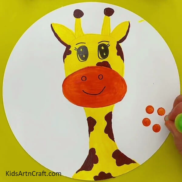 Drawing Small Circles To Make Flowers- A creative Giraffe face painting project for those with no prior knowledge