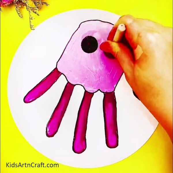 Making The Eyes Of The Jellyfish- An adorable Jellyfish painting, outlined with a hand, produced under the ocean