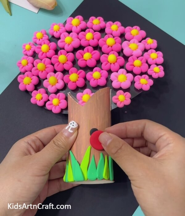 Making insect with red and black modelling clay- Assembling a Super-Clay Cherry Blossom Tree Out of a Toilet Paper Roll 