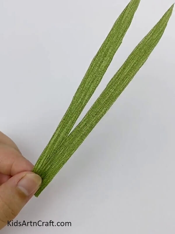 Take a couple of fake leaves- A Great Project for Kids - Using Threads and Rope to Create Blue Lavender 3D Flowers 